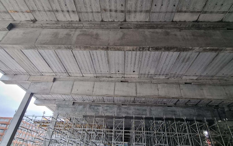 Verdiepingsvloer van kanaalplaten op een ter plaatse gestorte, door voorspanning slanke balk (foto: IMd raadgevende ingenieurs)