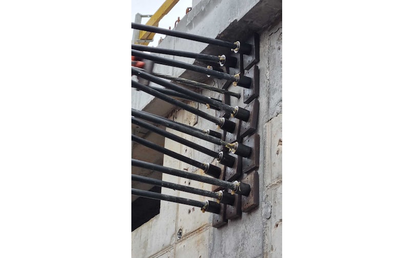 De stalen kabels lopen door een buis en worden op spanning gebracht nadat de balk gestort en uitgehard is (foto: IMd raadgevende ingenieurs)