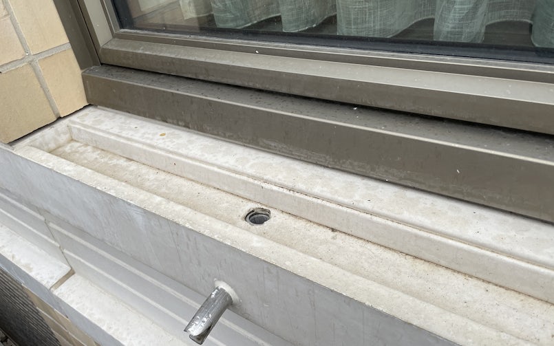 Vanwege de verspringende gevelopvulling was de detaillering aan de bovenzijde van de betonbanden zeer gevarieerd (foto: HILBERINKBOSCH Architecten)