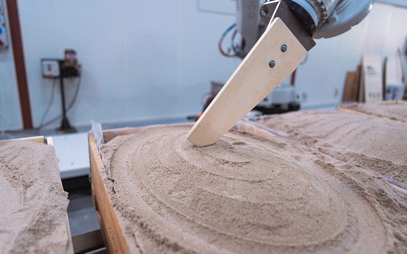 Een robotarm met spatel vormt de zandmal (foto: Kees Leemeijer)
