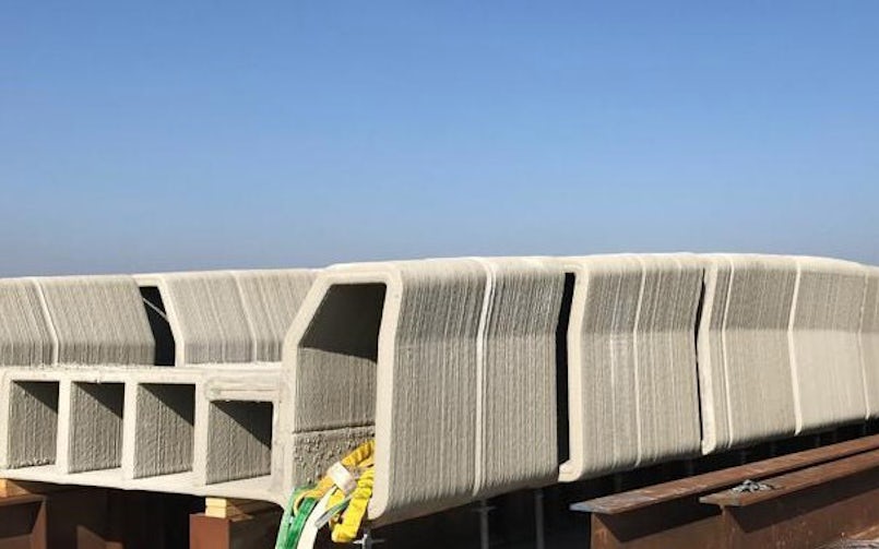 De fietsbruggen in Noord-Holland bestaan uit geschakelde brugdelen, die gekoppeld en op spanning worden gebracht met staalkabels. De knik in de rand loopt mooi door van element naar element (foto: Weber Beamix)