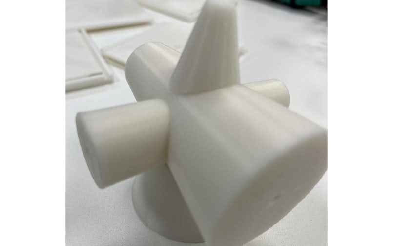 De 3D-geprinte kunststof mallen sluiten naadloos op elkaar aan. Dankzij hun conische vorm zijn ze eenvoudig te ontkisten. (foto: Tektoniek)