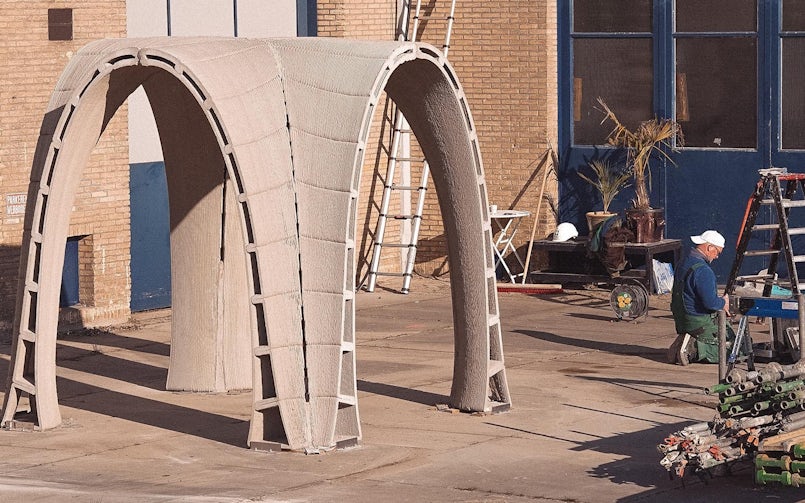 Volledig zelfdragende boogconstructie opgebouwd uit 3D-betongeprinte halve boogdelen (foto: Vertico)
