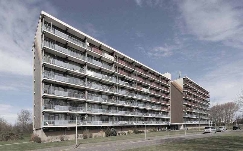 Achter de bijzondere 3D geprinte balkons schuilt een ‘gewoon’ flatgebouw dat aan renovatie toe was (foto: Kokon Architectuur & Stedenbouw)