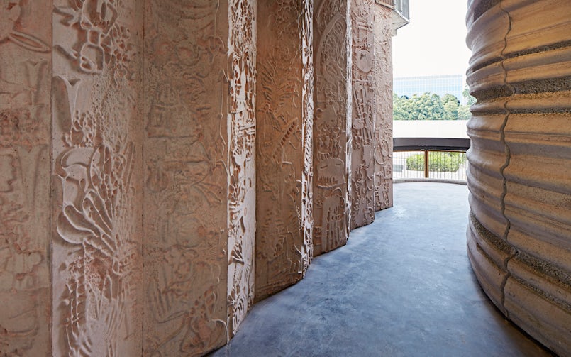 De betonnen wanden van de lift- en trappenhuizen zijn verrijkt met 3D-tekeningen, ontworpen door illustrator Sara Fanelli (foto: Hufton + Crow)