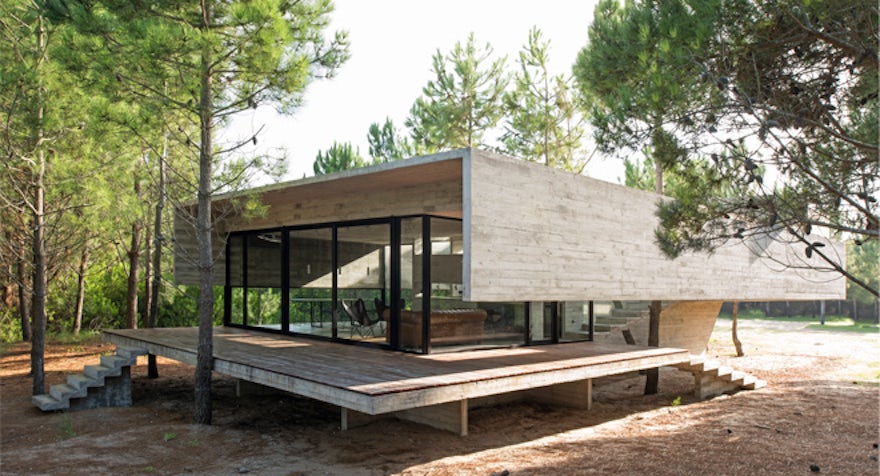 Het schoonbeton van Casa S+I heeft een natuurlijke uitstraling omdat voor de bekisting dennenhouten planken zijn gebruikt (foto: Daniela MacAdden i.o.v. Luciano Kruk architecten)