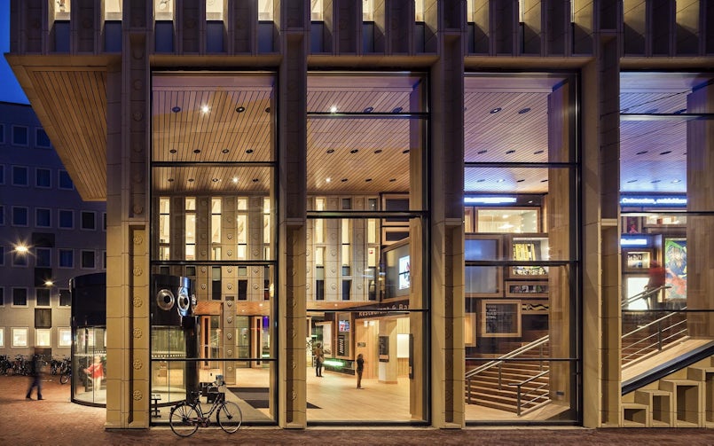 Het strakke ritme, gebaseerd op de plankbreedte van de bekisting, werd in het hele gebouw ‘de Rozet’ in Arnhem doorgezet (foto: Scagliola Brakkee)