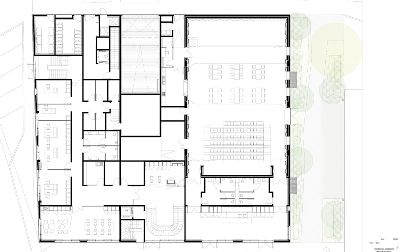 Op de begane grond kantoren en een grote bijeenkomstruimte, bovenaan is de hellingbaan naar de parkeergarage eronder zichtbaar (tekening: W Architectures)