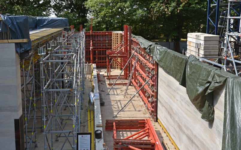 Het gevelscherm, rondom uit één stuk, werd 12 cm per uur opgevijzeld tot de uiteindelijke positie bereikt werd na 4 dagen (foto: Dominique Panhuysen)