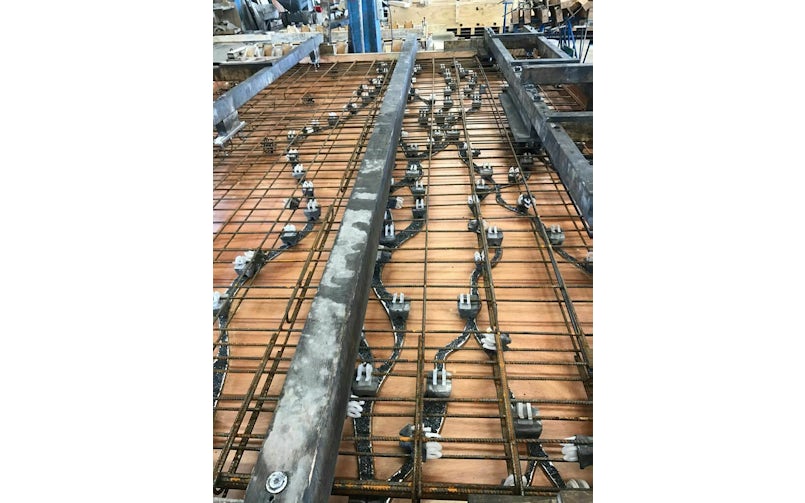 Om de beoogde betonelementen via een houten bekisting te kunnen vervaardigen, is het delta-patroon gelaserd in kunststof. Deze kunststof mallen zijn daarna in de kist verlijmd. Ook de rvs-strips zijn met behulp van lasertechniek vervaardigd. In een proefopstelling zijn de eerste strippen vervolgens op proef in een lijmlaag gelegd waaraan carborundum korrels toegevoegd werden. Bovendien zijn de strips gekoppeld aan wapeningsstaal, om te voorkomen dat ze zouden gaan drijven als het beton gestort werd. Uiteindelijk is een proefstuk getest in een klimaatkamer