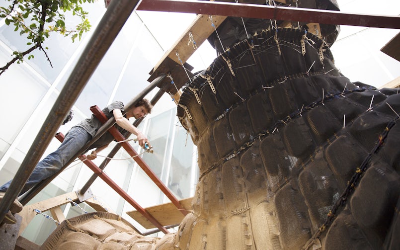 Aanbrengen van de verstevigende dunne laag cement (foto: Mariana Popescu)