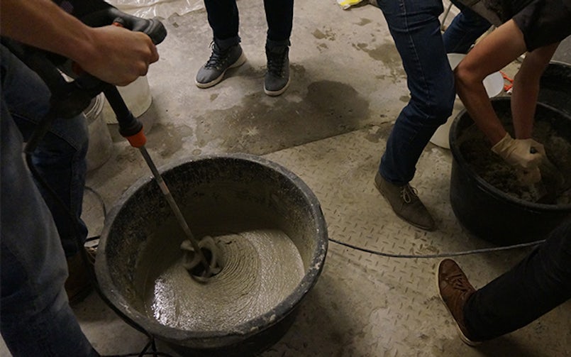 betonmix-gietproces-binnen-werkruimte