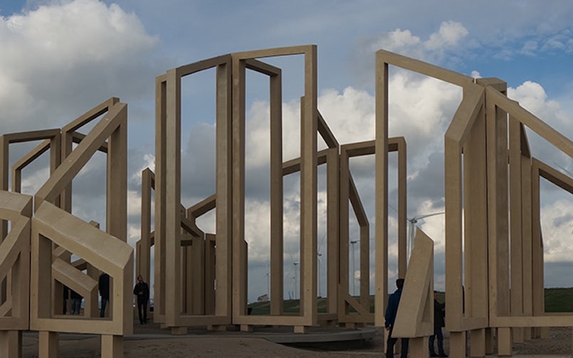 Kunstwerk Zandwacht op de Tweede Maasvlakte gemaakt van prefab beton.