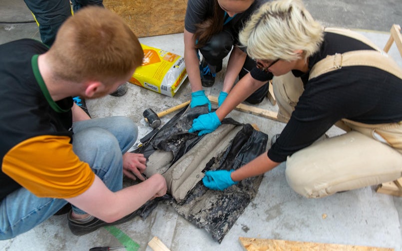 Het ‘ontkisten’ van de textiele mal (foto: bureaubakker)