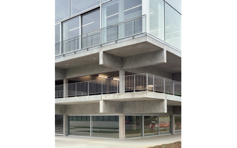 De structuur van het sport- en cultuurcentrum Saclay bestaat in feite uit een aantal grote ruimtelijke planken ondersteund door robuuste balken en smalle kolommen. (foto: Maxime Delvaux)