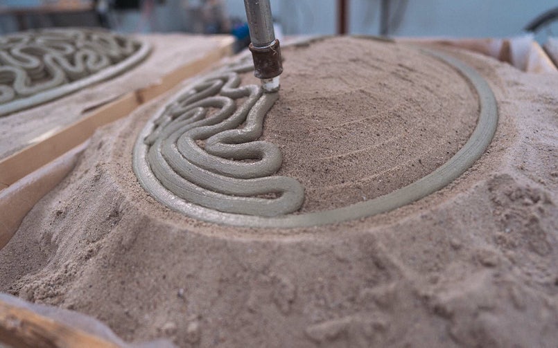 Het zorgvuldig ontworpen printpad wordt op de zandmal aangebracht (foto: Kees Leemeijer)