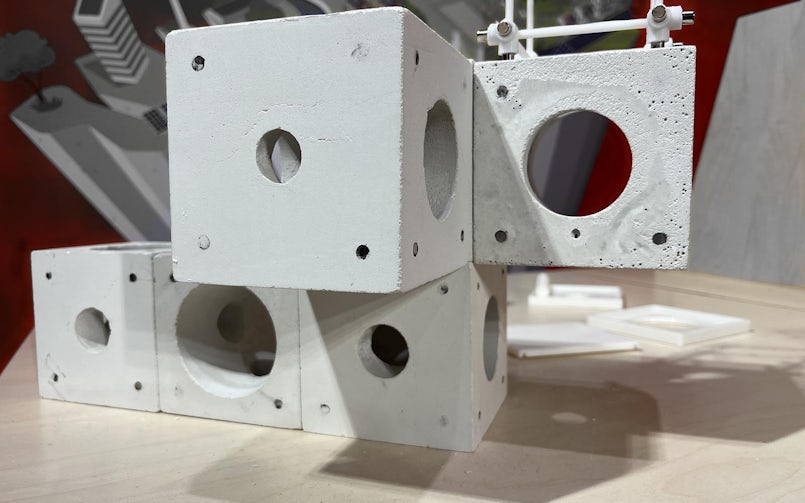 Het eindresultaat op de beurs: de ingebouwde magneten zijn sterk genoeg om de blokken zwevend te presenteren. (foto: Tektoniek)