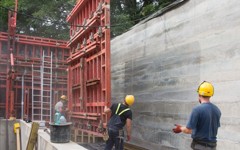 Het gevelscherm (en de kernwand) werd laagje voor laagje gestort met steeds een net even andere kleur zand in het betonmengsel, zodat subtiele kleurverschillen ontstaan (foto: Dominique Panhuysen)