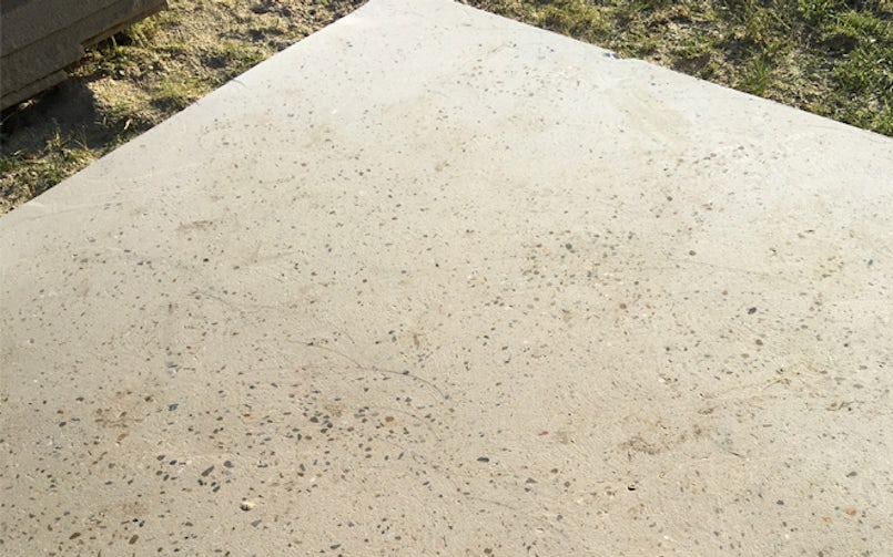 Het beton van de vloer is gepolijst, door het schuren komt de kiezel tevoorschijn en krijg je een gespikkeld materiaal.