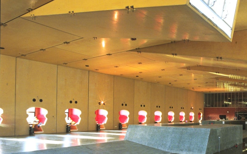 In het interieur van het Minnaert gebouw spelen geel en grijs beton de hoofdrol (foto: Herman van Doorn)