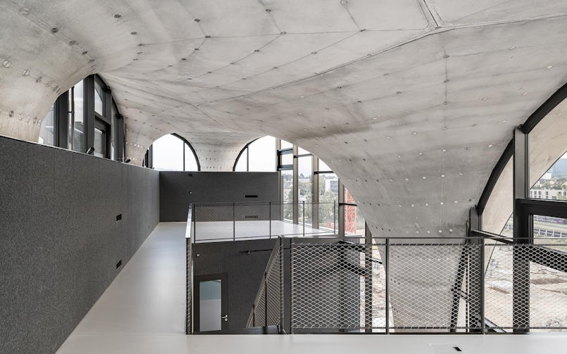 Dubbelgekromde betonnen schaalconstructie voor het dak van HiLo (foto: Roman Keller)