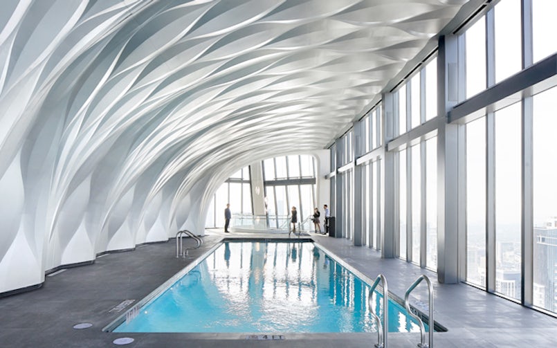 Bovenin het gebouw bevindt zich het zwembad in een kelkvormige ruimte (foto: Hufton+Crow)