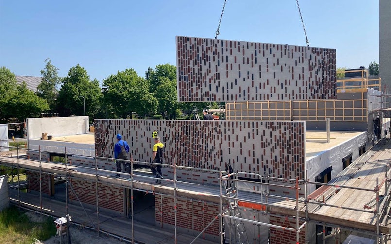 De prefab gevelelementen steunen aan de onderzijde en hangen deels (foto: Marlies Rohmer)