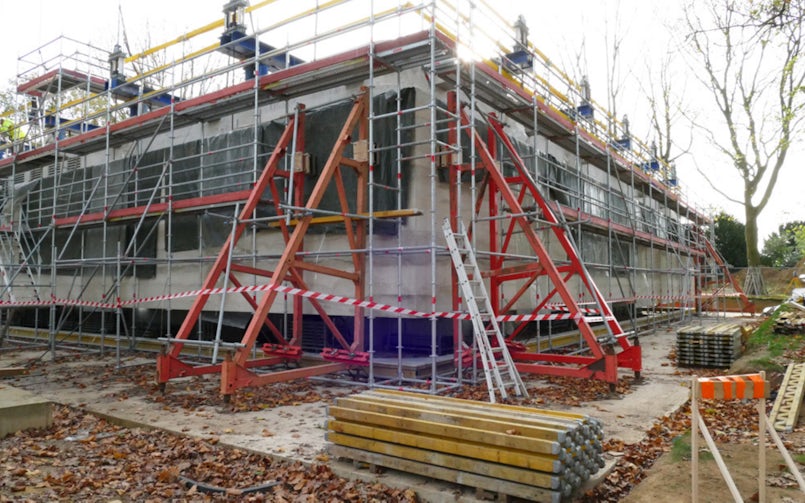 Het gevelscherm werd op de grond helemaal rondom als één geheel gestort (foto: Dominique Panhuysen)