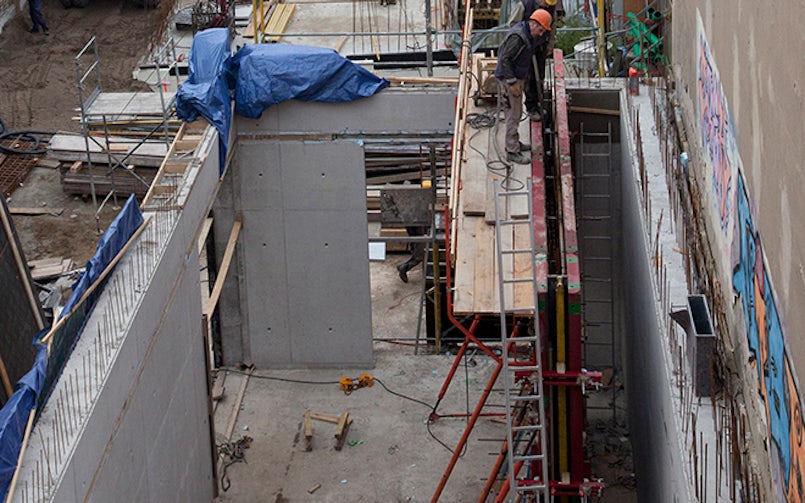 Alle wanden in Dämmbeton zijn afzonderlijk uitgevoerd met standaard stalen bekistingselementen. (Foto: Ute Zscharnt, i.o.v. David Chipperfield Architects)