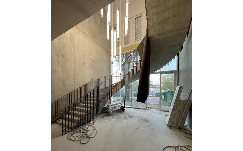 De bijzonder gevormde trap bevindt zich in de publieke hal (foto: W Architectures)