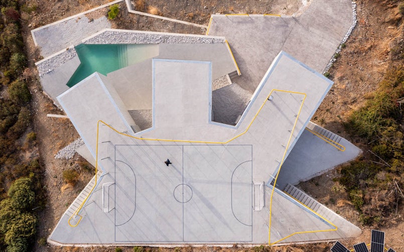 Bovenaanzicht: het terras bovenop is goed te zien en de grillige vormen van de plattegrond op elke laag (foto: Javier Orive)