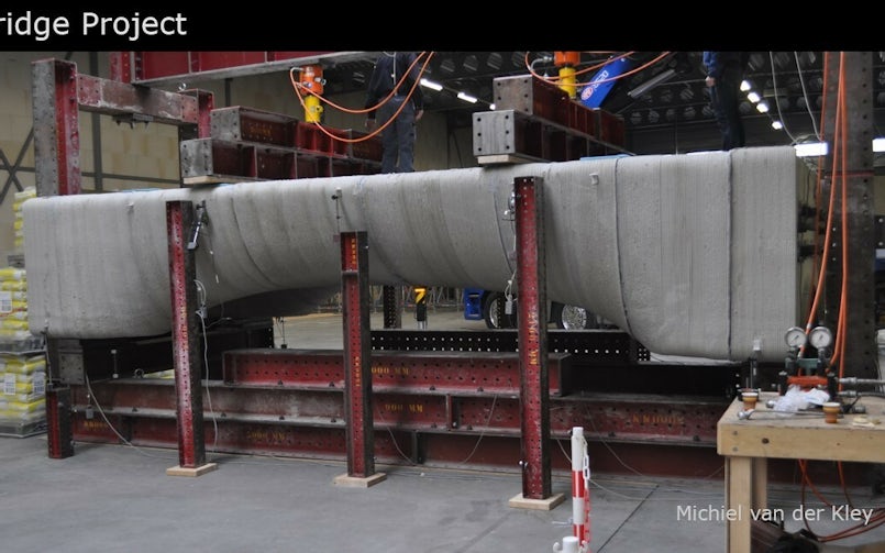 Een heel overspanningsdeel van de brug in Nijmegen werd vooraf in de printfabriek beproefd (foto: Michiel van der Kley)