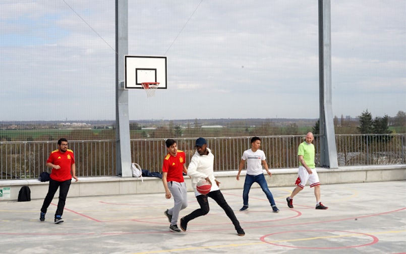 Met als hoogtepunt het basketbalveld op het dak. (foto: Myriam Tirler)