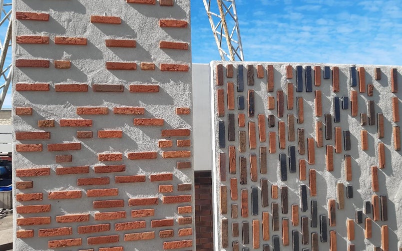 Er zijn vooraf proefpanelen gemaakt ter beoordeling door de architect, het ruwe oppervlak werd omarmd (foto: Marlies Rohmer)