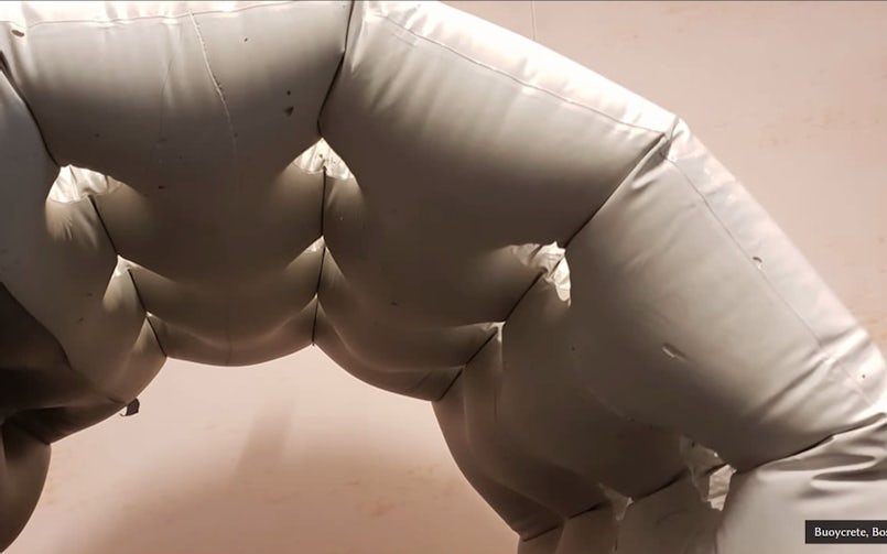 Onder water kan er met weinig druk veel makkelijker textielgevormde constructies gemaakt worden. Deze matrasvorm is zonder ondersteuning onder water uitgehard (foto: Boskalis)