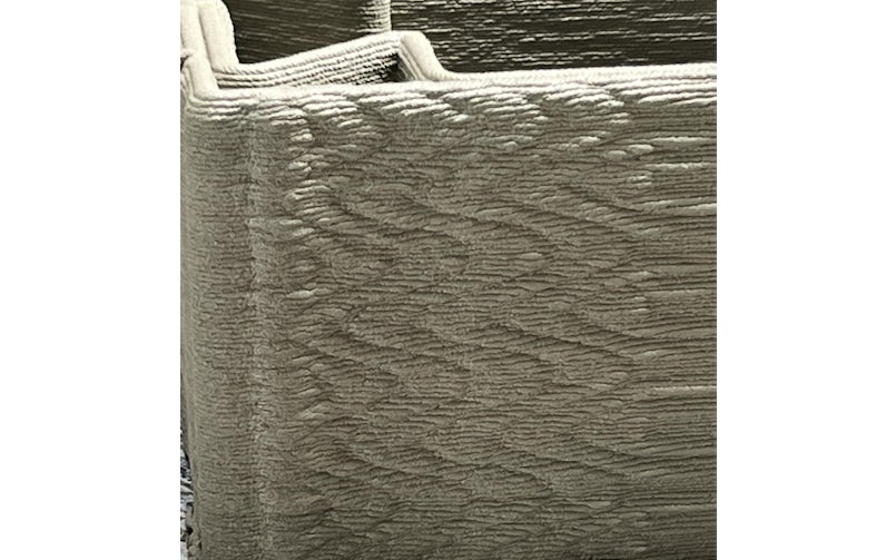 Oppervlaktestructuur aanbrengen door de robot sneller en langzamer te laten lopen – object nog op zijn kant zoals het geprint werd (foto: Tektoniek)