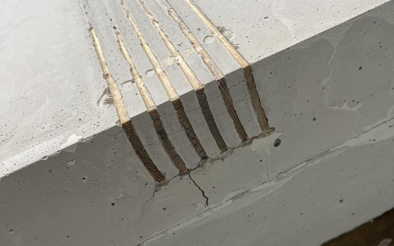 Proefopstelling voor het instorten van metalen strips in beton. (foto: Tektoniek)