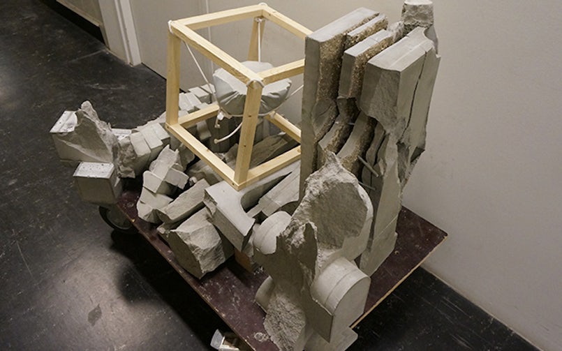 compositie-betonfragmenten-en-houtconstructie