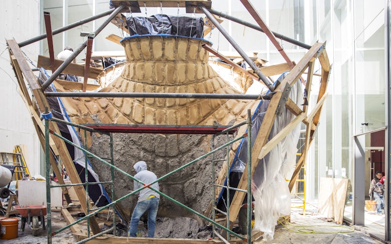 De eerste laag beton wordt aangebracht in de ribben (foto: Mariana Popescu)