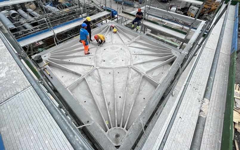 Na de vier hoekstukken wordt er in het midden een sluitstuk geplaatst – mock-up voor Crea-Tower-I (foto: Francesco Ranaudo)