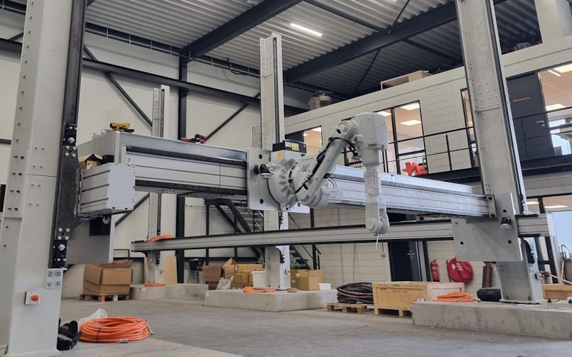 De unieke combinatie van een robotarm gemonteerd op een portalprinter geeft extra nauwkeurigheid en mogelijkheden voor het printen van een strakke hoek (foto: CyBe)