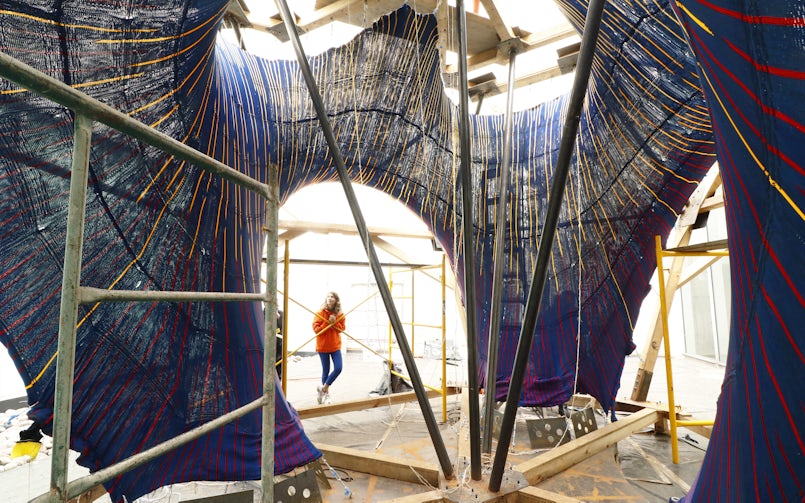 De gebreide bekisting wordt in een tijdelijk houten frame opgespannen tot de gewenste vorm (foto: Maria Verhulst)