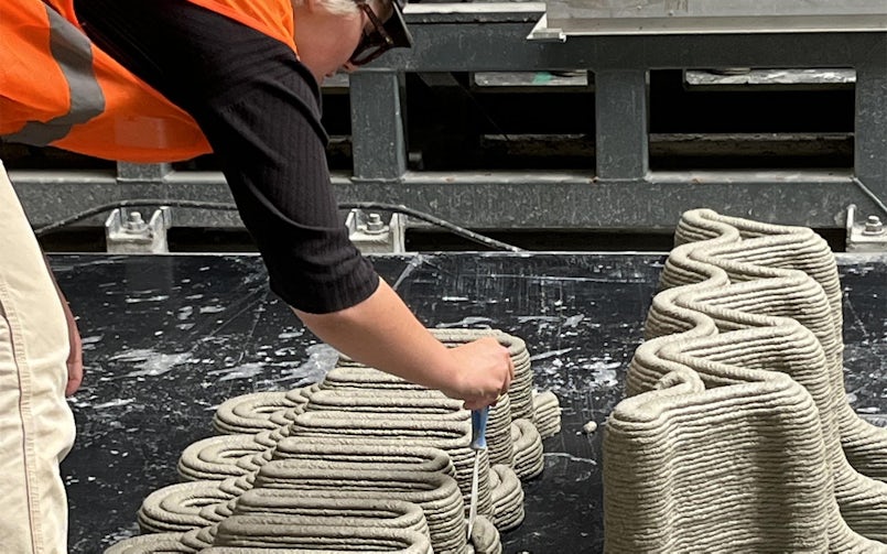 Imperfecties wegwerken door het model nog even na te lopen – als het nog niet uitgehard is, is dit makkelijk bij te werken (foto: Tektoniek)