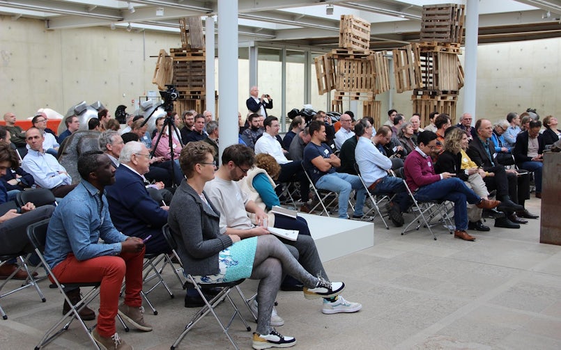 De deelnemers zaten praktisch tussen de kunstobjecten in (foto: Cement&BetonCentrum)