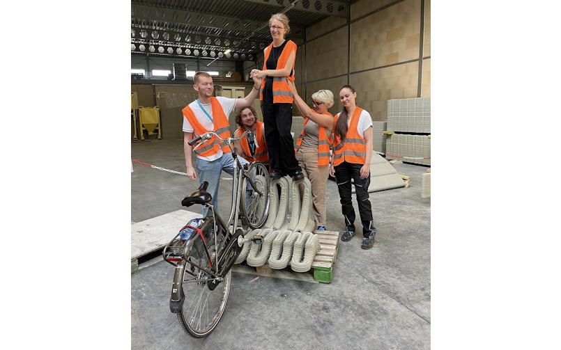 Team fietsenstalling trots bij hun eerste print (foto: Tektoniek)