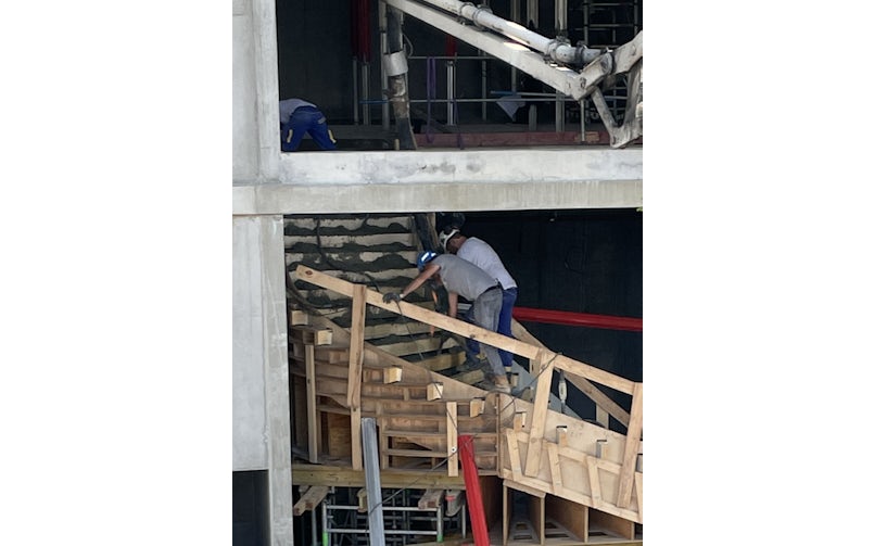 Een secuur werkje om de trap goed te vervaardigen (foto: W Architectures)