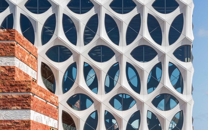 Het museum Naturalis in Leiden gebruikt heel andere specificaties voor de kroongevel dan voor de reliëfstructuur in de horizontale banden (foto: ScagliolaBrakkee)