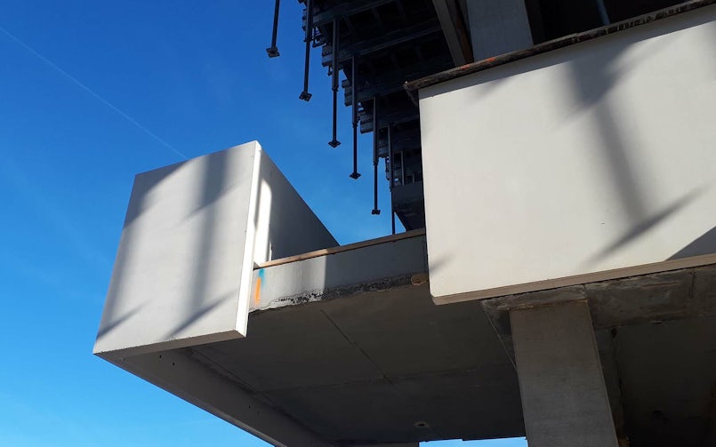 De balkonbakken zijn tegelijk gevelbekleding en vallen over de uitkraging van het balkon heen (foto: Stam + De Koning)
