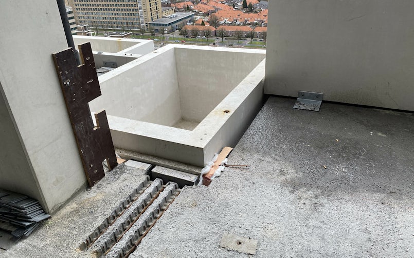 De lager geplaatste boombakken worden via een ankersysteem aan de verdiepingsvloer bevestigd (foto: Stam + De Koning)