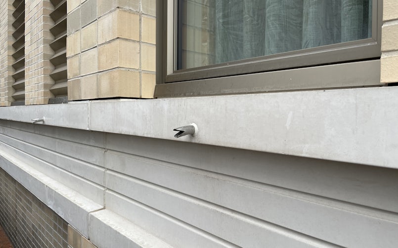 De zogenoemde Bossche goot zorgt ervoor dat het lekwater vanaf de ramen erboven niet over het witte beton loopt (foto: Daniel van Capelleveen)